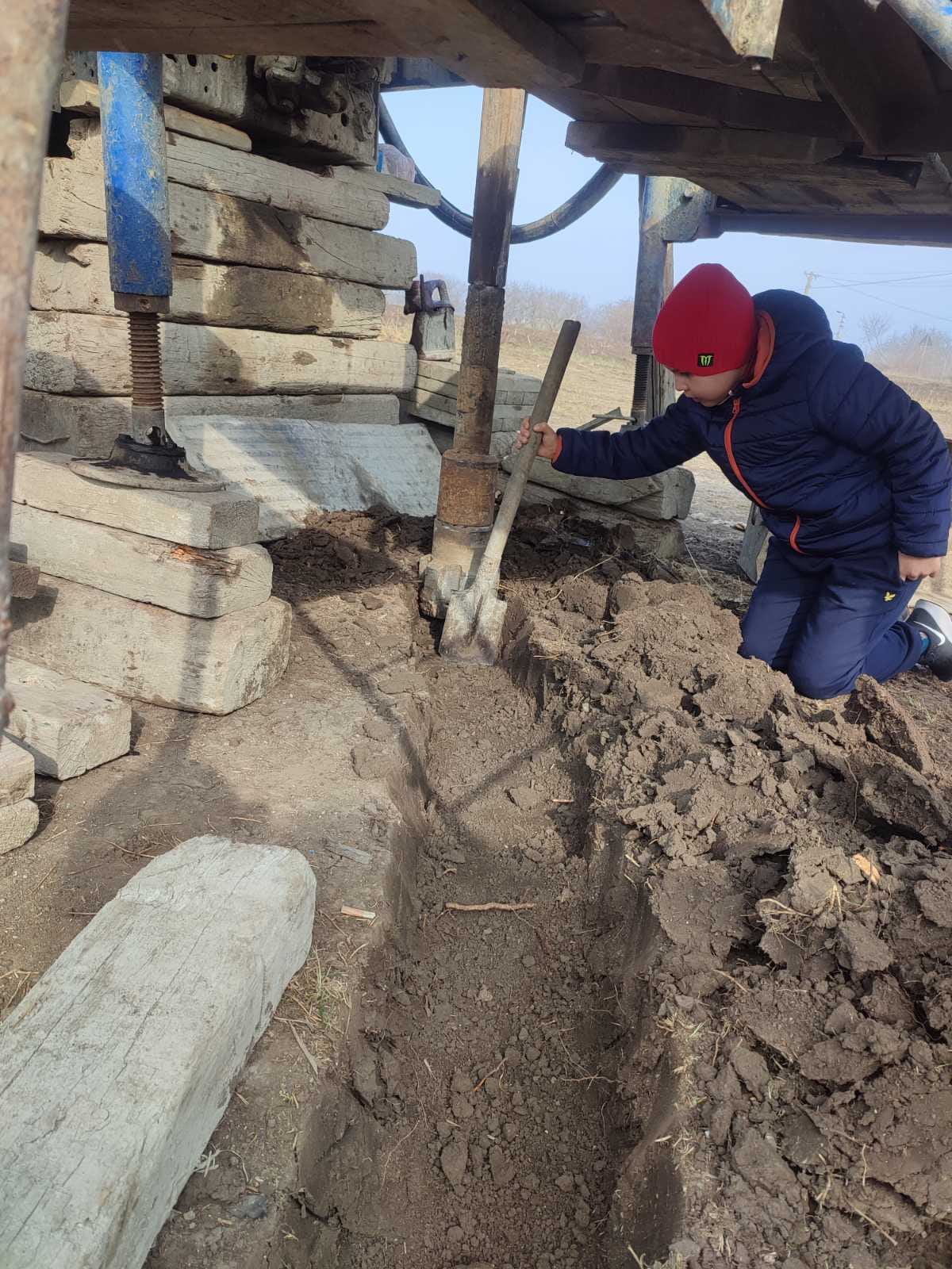 Damian CHIRILOV, elev al clasei a II-a, deschide lucrările de reconstrucție a fântânii arteziene din Albinețul Vechi